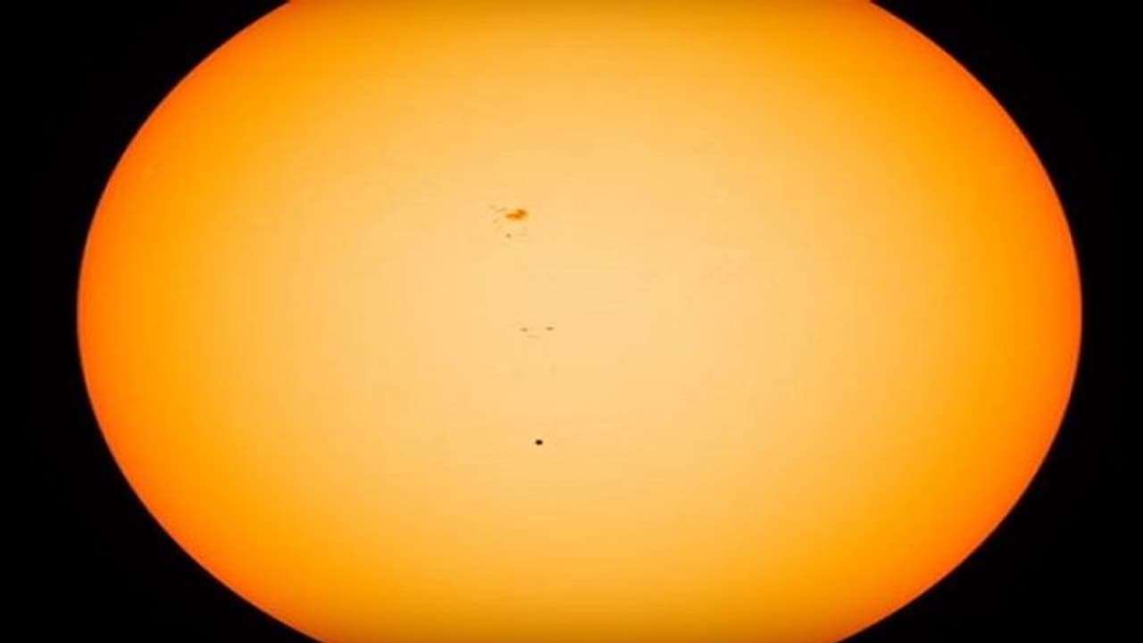 ಸೂರ್ಯನ ಸುತ್ತುವ ಬುಧ ನೋಡಿ: ಹಿಂಗಿದೆ ದೈತ್ಯನ ಮುಂದೆ ಕುಬ್ಜನ ಮೋಡಿ!