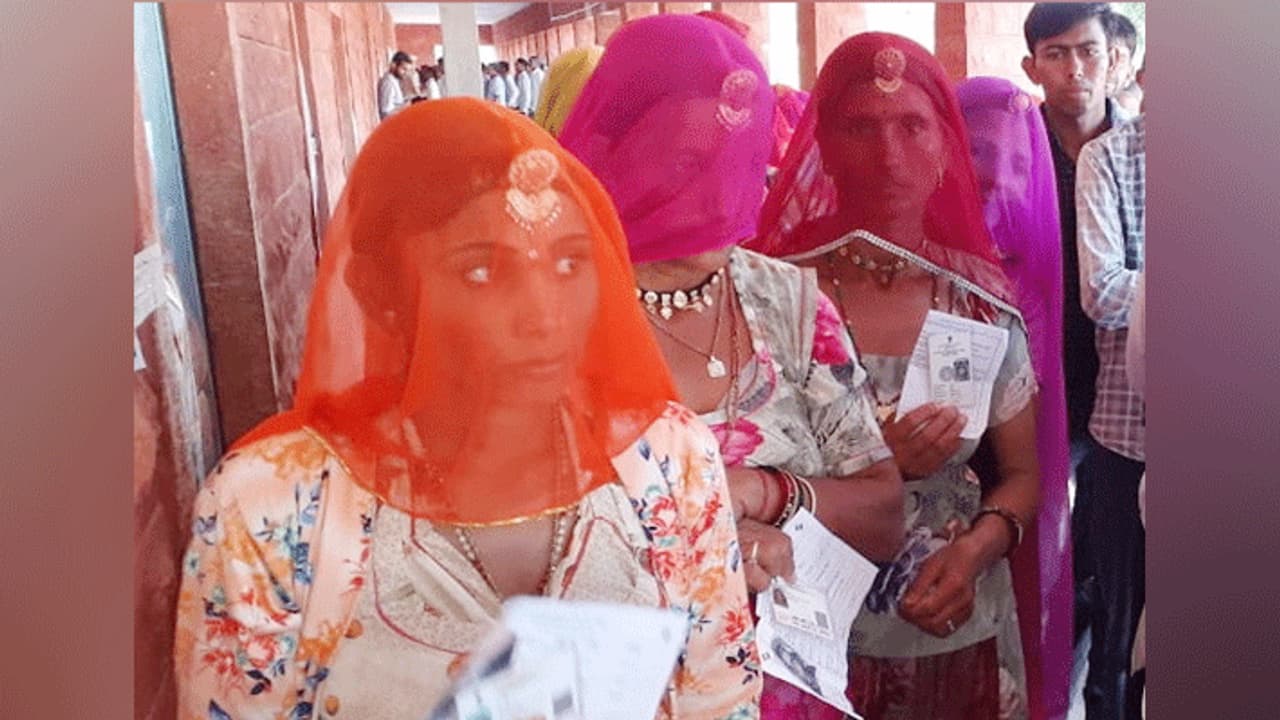 यहां महिलाएं घूंघट में पहुंची वोट डालने, एक बूथ ऐसा था जहां सिर्फ लेडीज ने ही डाली वोट यहां महिलाएं घूंघट में पहुंची वोट डालने, एक बूथ ऐसा था जहां सिर्फ लेडीज ने ही डाली वोट