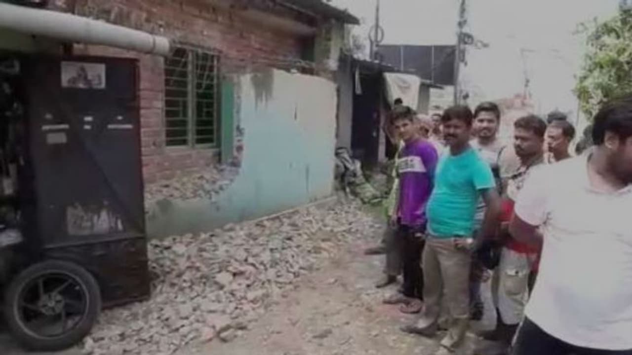 চিনার পার্কে দলেরই পার্টি অফিস ভাঙলেন তৃণমূল কাউন্সিলর চিনার পার্কে দলেরই পার্টি অফিস ভাঙলেন তৃণমূল কাউন্সিলর