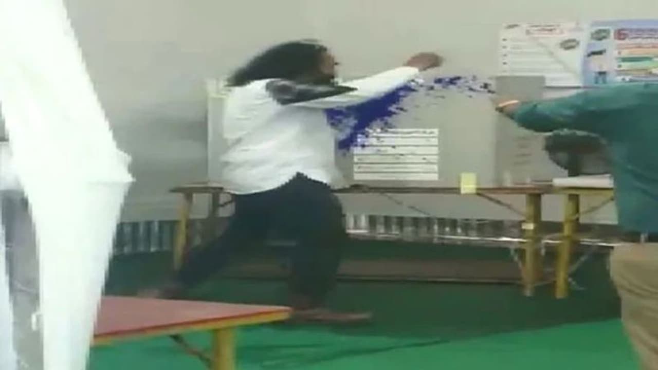 'ബാലറ്റ് പേപ്പര് കൊണ്ടുവരൂ'; ഇവിഎം മെഷീന് നേരെ മഷിയെറിഞ്ഞ് ബിഎസ്പി പ്രവർത്തകന്റെ പ്രതിഷേധം 'ബാലറ്റ് പേപ്പര് കൊണ്ടുവരൂ'; ഇവിഎം മെഷീന് നേരെ മഷിയെറിഞ്ഞ് ബിഎസ്പി പ്രവർത്തകന്റെ പ്രതിഷേധം