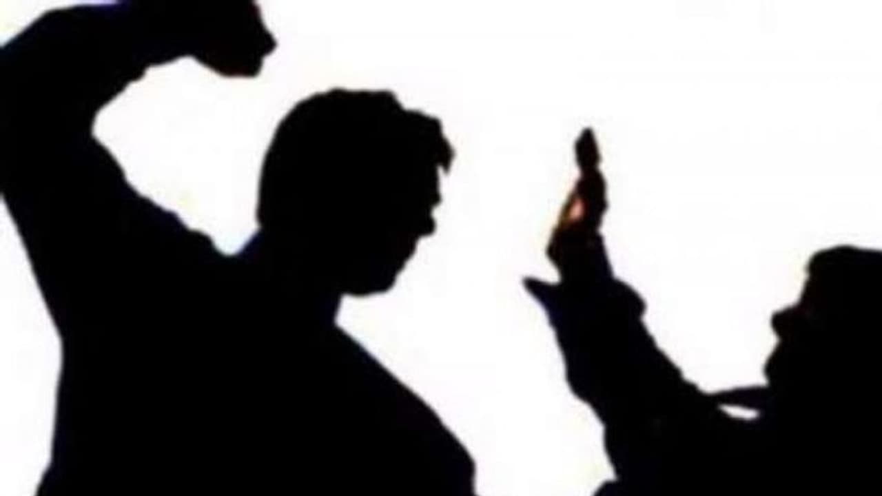 పాతబస్తీలో గంజాయి మత్తులో యువకుడి వీరంగం.. పట్టుకుని చితకబాదిన స్థానికులు.. పాతబస్తీలో గంజాయి మత్తులో యువకుడి వీరంగం.. పట్టుకుని చితకబాదిన స్థానికులు..