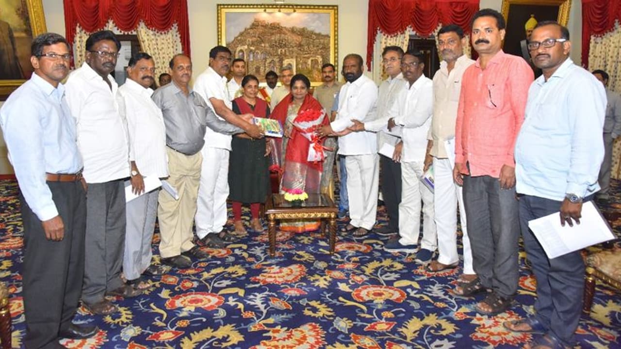 భయపడొద్దు, ప్రభుత్వంతో మాట్లాడుతా: ఆర్టీసీ జేఎసీ నేతలతో తమిళిసై