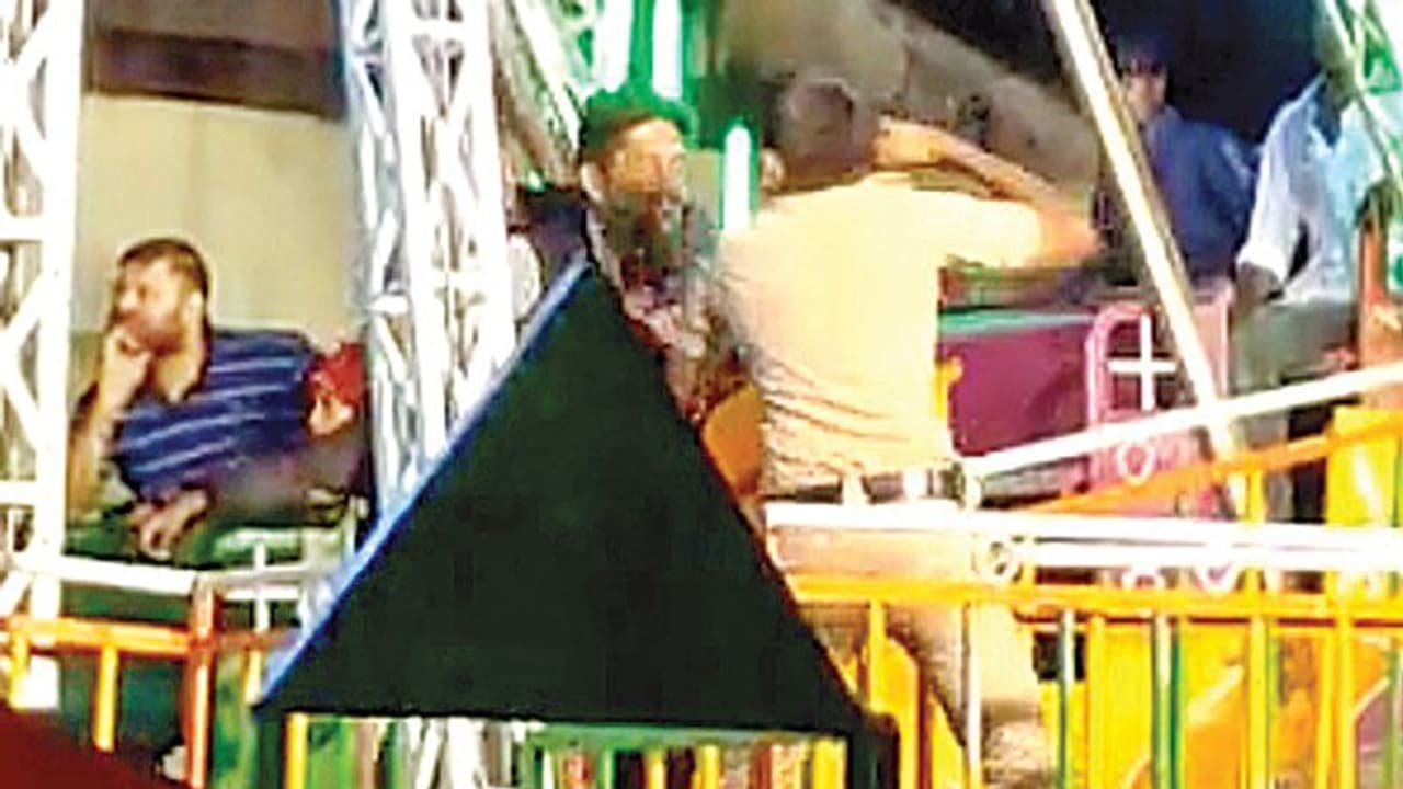 ಜಾತ್ರೆಯಲ್ಲಿ ಪೊಲೀಸ್ ಯುವಕನ ನಡುವೆ ಬಡಿದಾಟ : ವಿಡಿಯೋ ವೈರಲ್! ಜಾತ್ರೆಯಲ್ಲಿ ಪೊಲೀಸ್ ಯುವಕನ ನಡುವೆ ಬಡಿದಾಟ : ವಿಡಿಯೋ ವೈರಲ್!