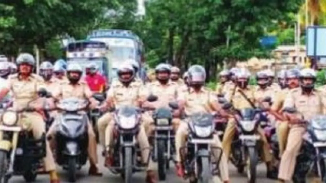 ತುಮಕೂರು: ಹೆಲ್ಮೆಟ್ ಜಾಗೃತಿಗಾಗಿ ಪೊಲೀಸರ ಬೈಕ್ ರ್ಯಾಲಿ ತುಮಕೂರು: ಹೆಲ್ಮೆಟ್ ಜಾಗೃತಿಗಾಗಿ ಪೊಲೀಸರ ಬೈಕ್ ರ್ಯಾಲಿ