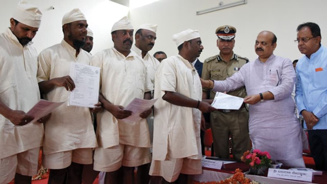 ಜೈಲು ಸೇರಿದ್ದ 6 ಸಹೋದರರು ಸನ್ನಡತೆಯಿಂದ ಬಿಡುಗಡೆ ಜೈಲು ಸೇರಿದ್ದ 6 ಸಹೋದರರು ಸನ್ನಡತೆಯಿಂದ ಬಿಡುಗಡೆ