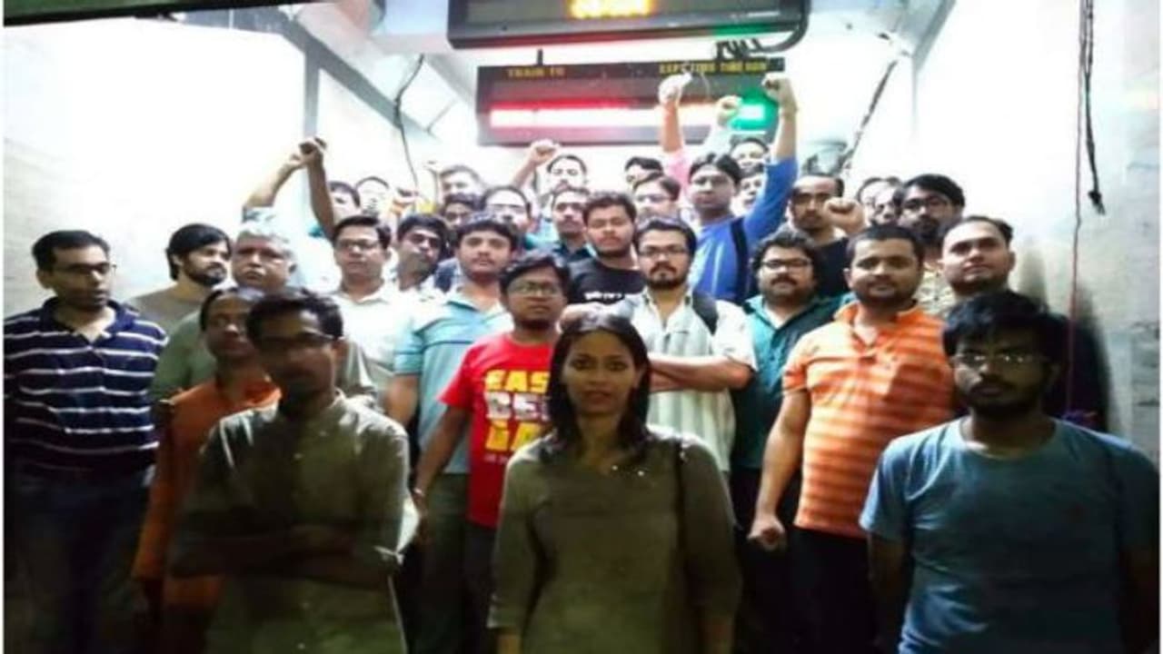 'বাঙালি আরপিএফ চাই', যুবককে হেনস্থার পরেই বিক্ষোভে উত্তাল কালীঘাট স্টেশন 'বাঙালি আরপিএফ চাই', যুবককে হেনস্থার পরেই বিক্ষোভে উত্তাল কালীঘাট স্টেশন