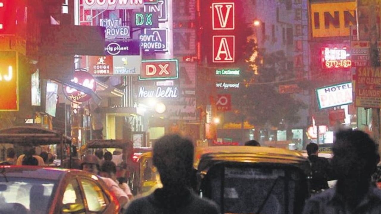 യാത്ര വാഗ്ദാനം ചെയ്ത് പണം തട്ടിയെടുത്തു, മൊബൈല് ഫോണ് പിടിച്ചുവച്ചു; സഞ്ചാരിയെ കൊള്ളയടിച്ച് ഗുണ്ടാ സംഘം യാത്ര വാഗ്ദാനം ചെയ്ത് പണം തട്ടിയെടുത്തു, മൊബൈല് ഫോണ് പിടിച്ചുവച്ചു; സഞ്ചാരിയെ കൊള്ളയടിച്ച് ഗുണ്ടാ സംഘം