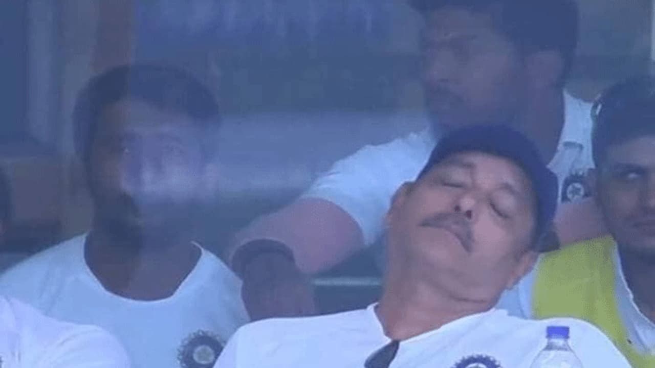 రూ.కోట్లలో జీతం నిద్రపోవడానికేనా..? రవిశాస్త్రిపై నెటిజన్ల సీరియస్