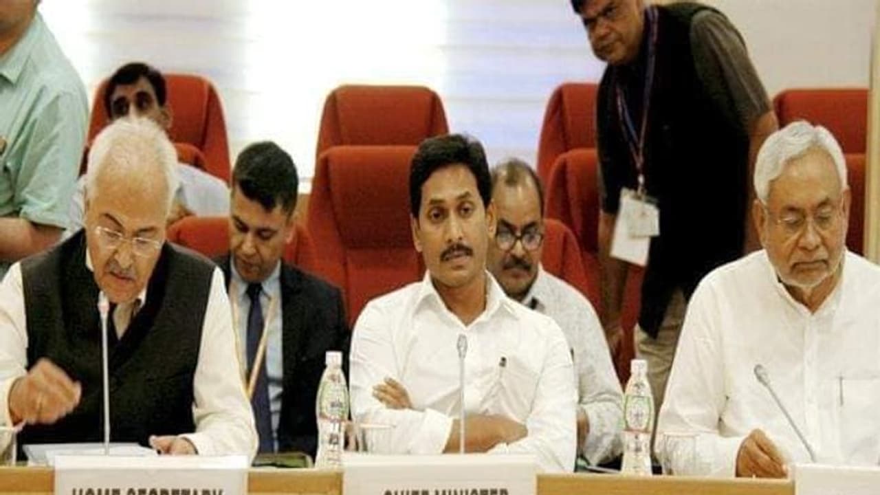 షాతో భేటీ తర్వాత కేంద్రమంత్రులు షాక్: ఢిల్లీ నుంచి వెనుదిరిగిన జగన్ షాతో భేటీ తర్వాత కేంద్రమంత్రులు షాక్: ఢిల్లీ నుంచి వెనుదిరిగిన జగన్