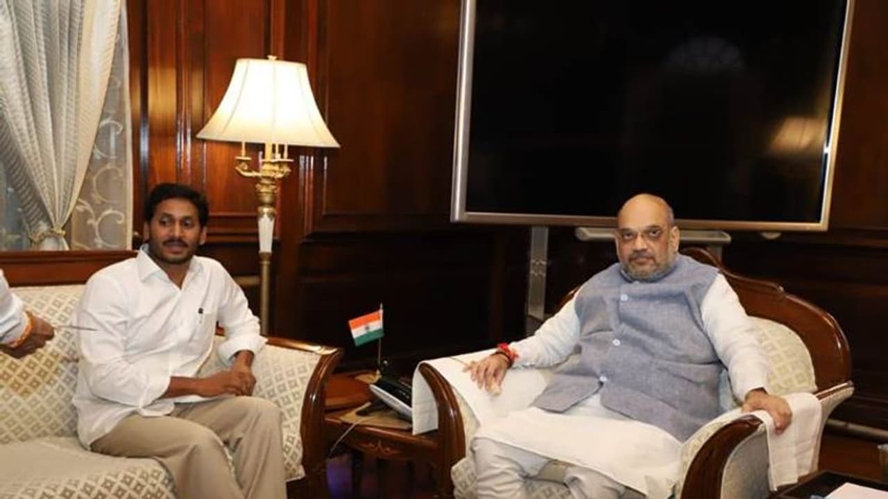 ప్రత్యేక హోదా ఎందుకు అవసరమంటే...: అమిత్ షాకు జగన్ వివరణ ప్రత్యేక హోదా ఎందుకు అవసరమంటే...: అమిత్ షాకు జగన్ వివరణ