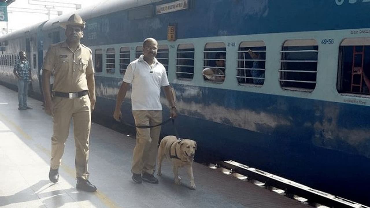 ಮೈಸೂರು: ರೈಲ್ವೇ ನಿಲ್ದಾಣದಲ್ಲಿ ಹೈ ಅಲರ್ಟ್ ಮೈಸೂರು: ರೈಲ್ವೇ ನಿಲ್ದಾಣದಲ್ಲಿ ಹೈ ಅಲರ್ಟ್