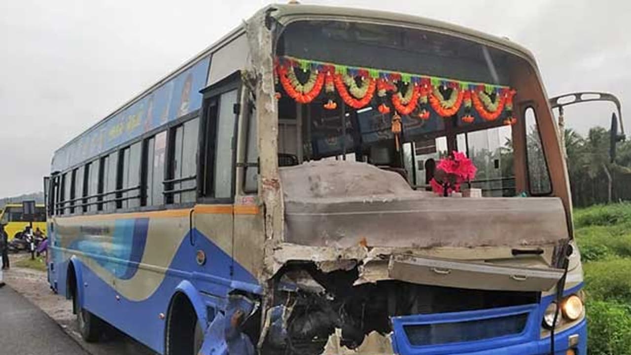 இரு பேருந்துகள் நேருக்கு நேர் பயங்கர மோதல்..! 15 க்கும் மேற்பட்டோர் படுகாயம்..!