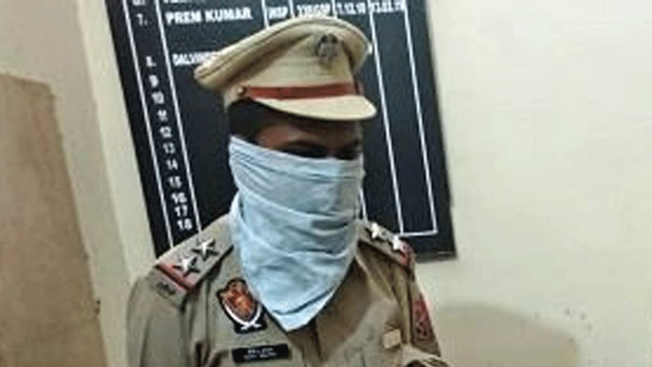 पुलिस अफसर बनने की चाहत में पहुंच गया सलाखों के पीछे, 'वर्दी' में कर बैठा ये गुनाह पुलिस अफसर बनने की चाहत में पहुंच गया सलाखों के पीछे, 'वर्दी' में कर बैठा ये गुनाह