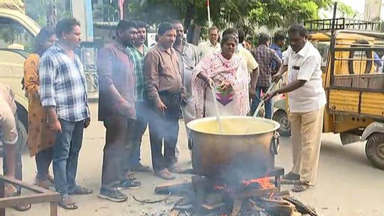 RTC Strike 18th day: జేబీఎస్ వద్ద వంటా వార్పుతో నిరసన, రాష్ట్ర వ్యాప్తంగా ఉద్రిక్తత RTC Strike 18th day: జేబీఎస్ వద్ద వంటా వార్పుతో నిరసన, రాష్ట్ర వ్యాప్తంగా ఉద్రిక్తత
