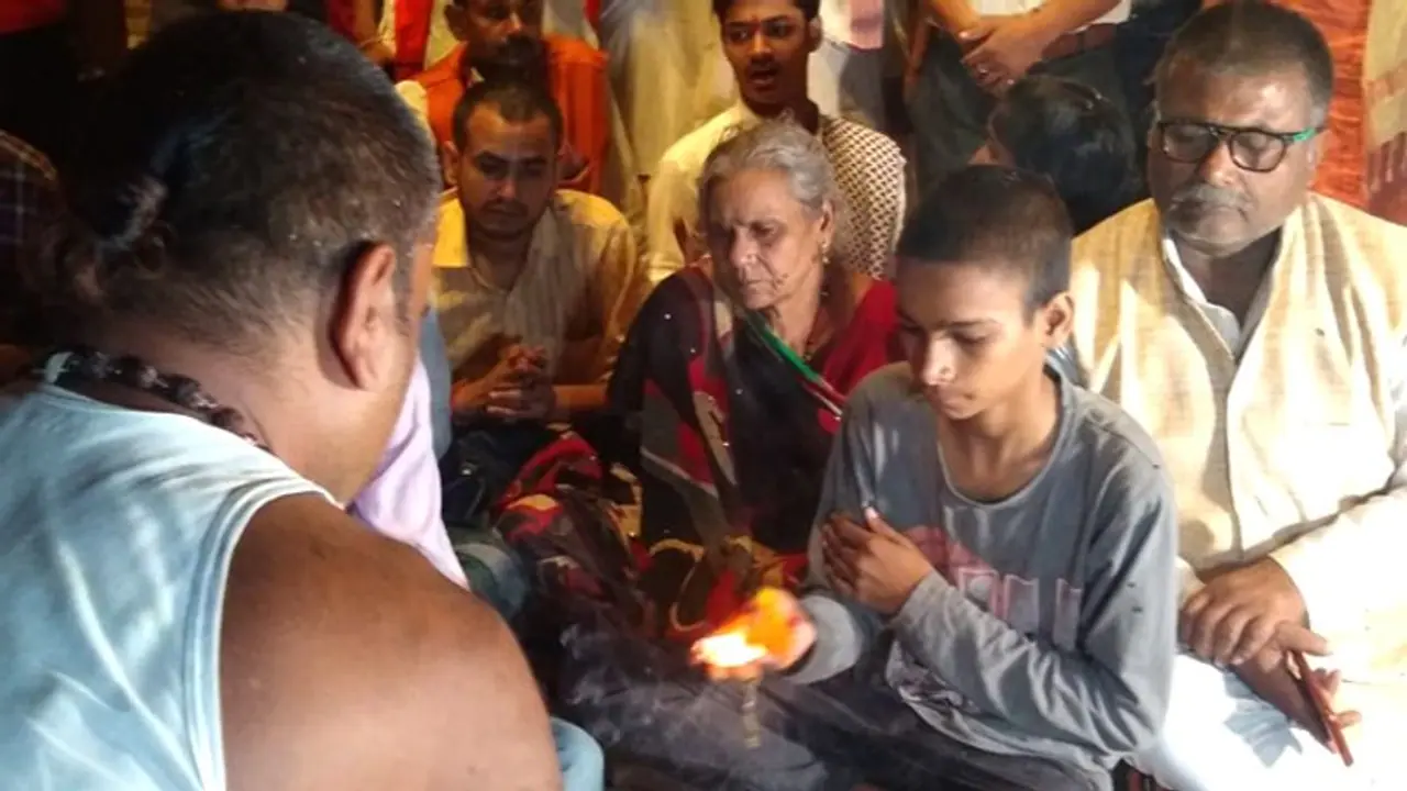 कमलेश की अस्थियां गंगा में विसर्जित कर मां बोलीं मुंह खोला तो बेटे जैसा होगा हाल कमलेश की अस्थियां गंगा में विसर्जित कर मां बोलीं मुंह खोला तो बेटे जैसा होगा हाल