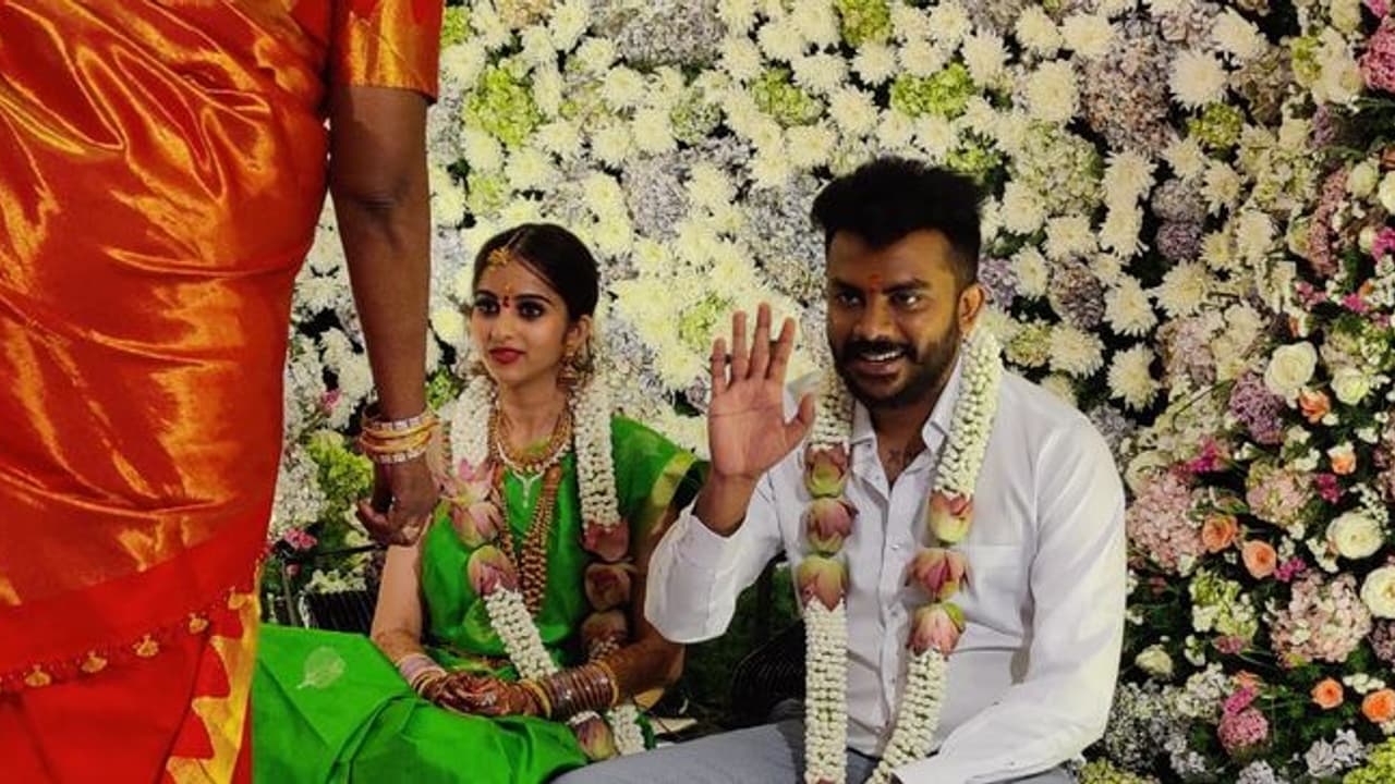 తిట్లు తిన్న కొద్దిరోజులకే.. ఆమెతో బిగ్ బాస్ కంటెస్టెంట్ నిశ్చితార్థం! తిట్లు తిన్న కొద్దిరోజులకే.. ఆమెతో బిగ్ బాస్ కంటెస్టెంట్ నిశ్చితార్థం!