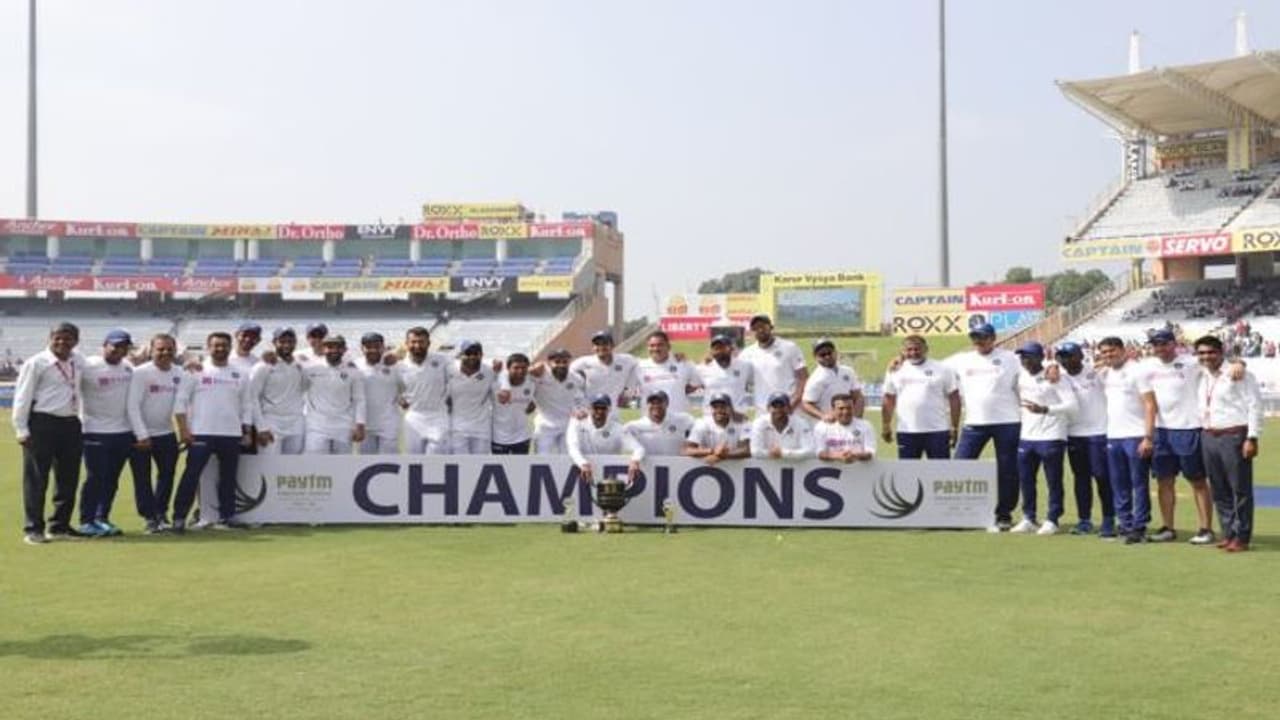 ‘পিচের তোয়াক্কা করি না’ দক্ষিণ আফ্রিকাকে হোয়াইট ওয়াশ করে বিস্ফোরণ শাস্ত্রীর ‘পিচের তোয়াক্কা করি না’ দক্ষিণ আফ্রিকাকে হোয়াইট ওয়াশ করে বিস্ফোরণ শাস্ত্রীর