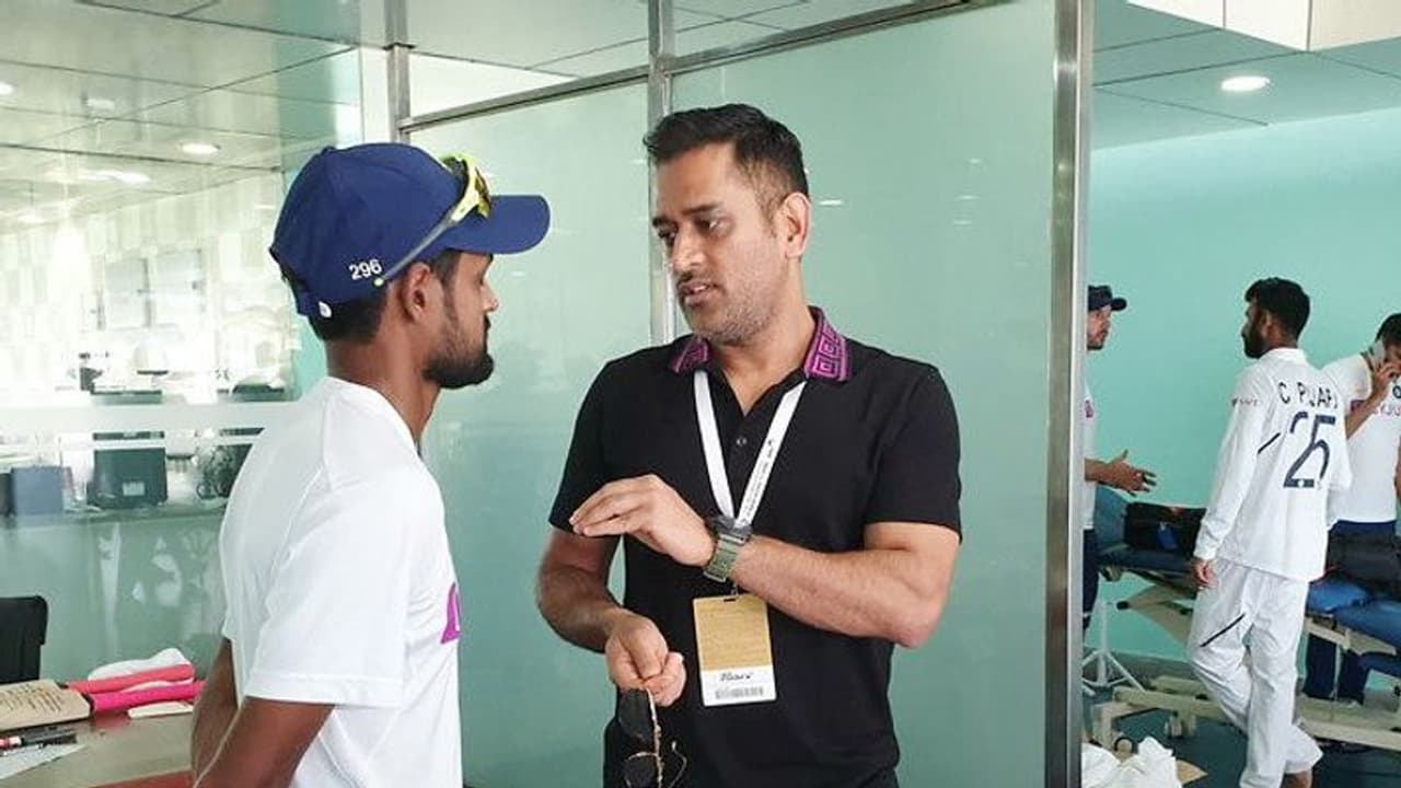 IND vs RSA: रांची टेस्ट के दौरान भारतीय ड्रेसिंग रूम में दिखे धोनी, ये थी वजह IND vs RSA: रांची टेस्ट के दौरान भारतीय ड्रेसिंग रूम में दिखे धोनी, ये थी वजह