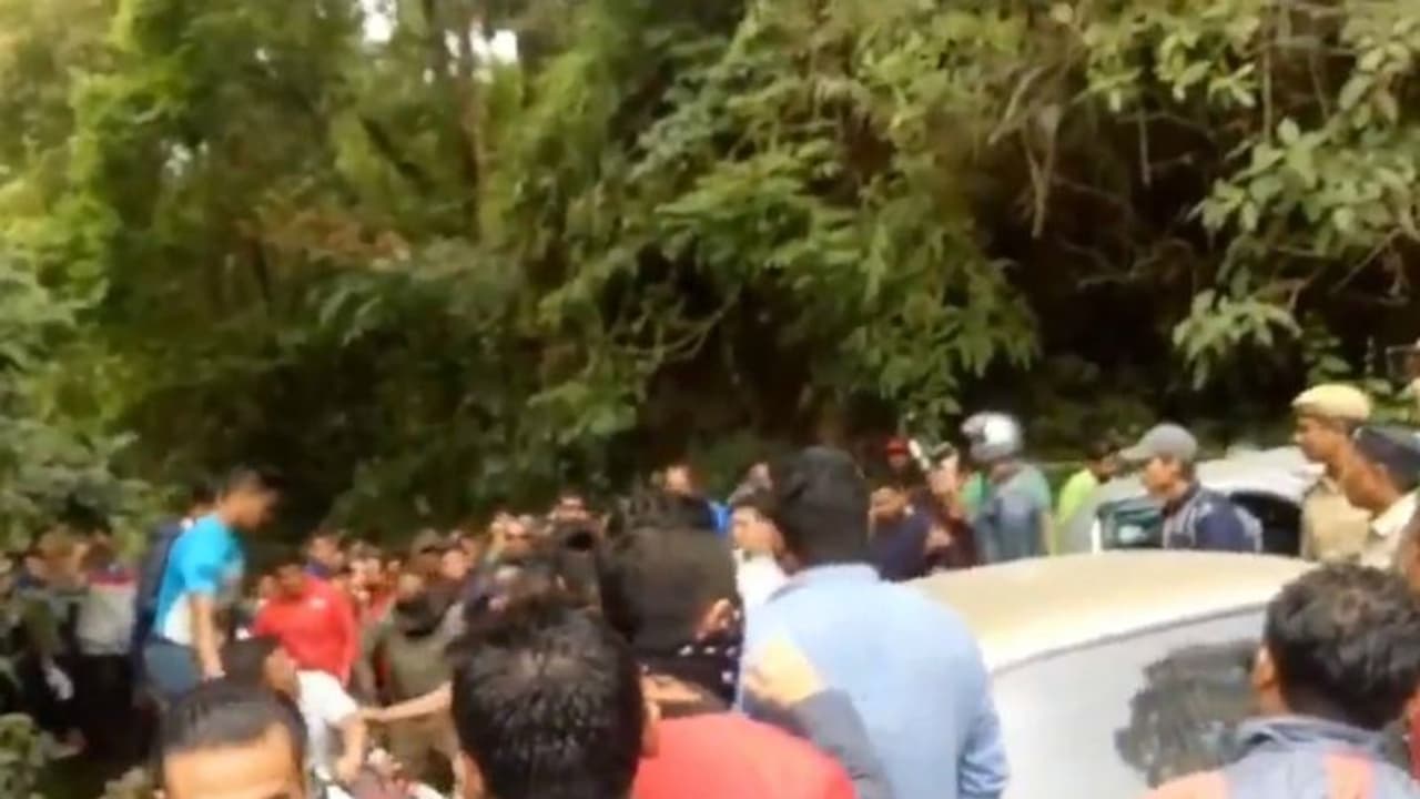 ബിജെപി എംപിക്ക് നേരെ തൃണമൂല്‍ പ്രവര്‍ത്തകരുടെ ആക്രമണം; വീഡിയോ പുറത്തുവിട്ട് എംപി