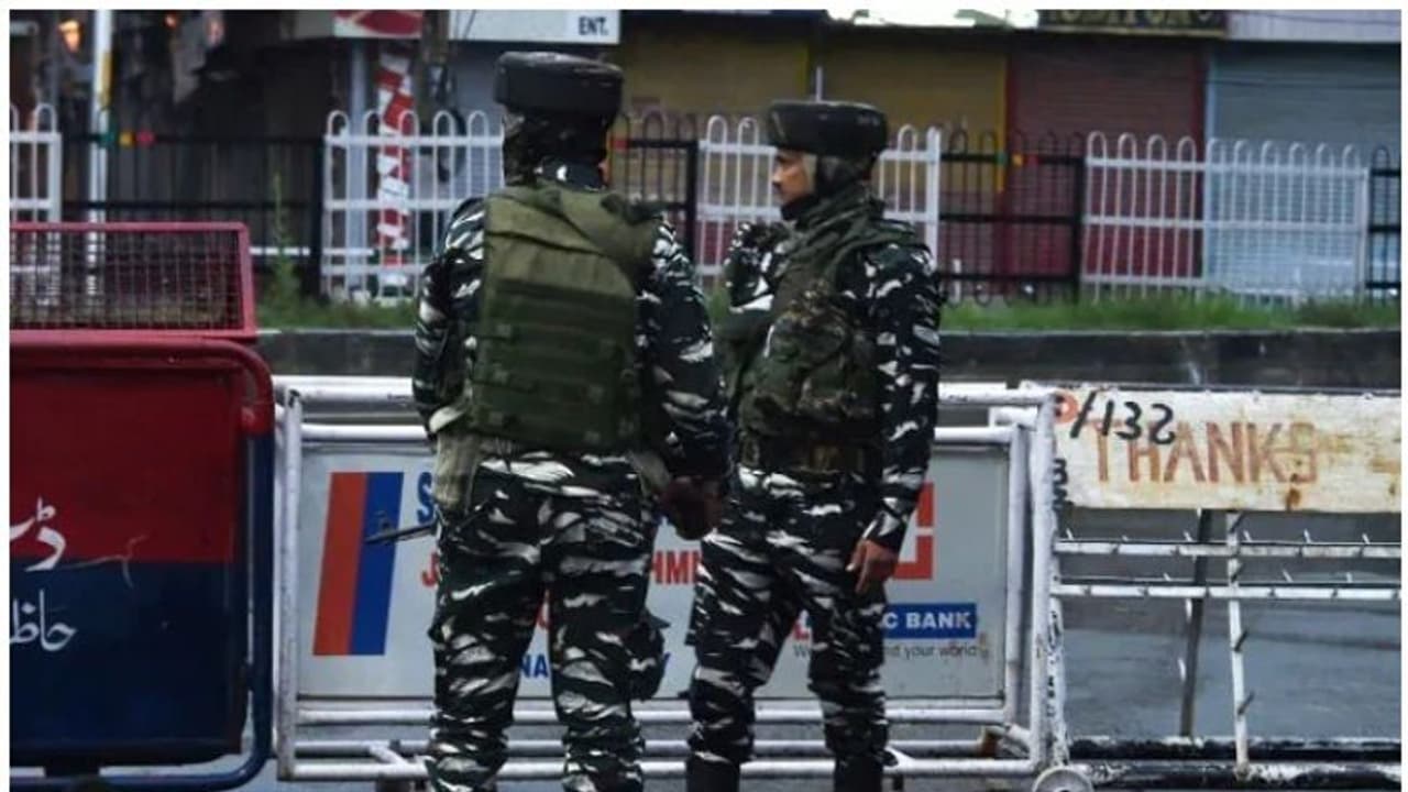 ജമ്മുകശ്മീരില്‍ ഏറ്റുമുട്ടല്‍; ഇന്ത്യൻ സൈനികൻ കൊല്ലപ്പെട്ടു; മൂന്ന് ഭീകരരെ സുരക്ഷാസേന വധിച്ചു