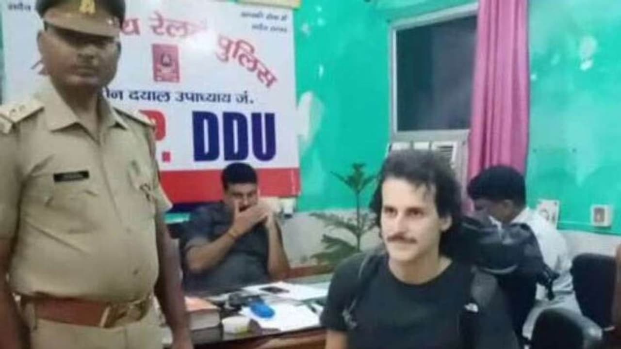 यूपी पुलिस की ईमानदारी देख खुश हो गया विदेशी टूरिस्ट, बोला थैंक्यू जीआरपी ,थैंक्यू इंडिया यूपी पुलिस की ईमानदारी देख खुश हो गया विदेशी टूरिस्ट, बोला थैंक्यू जीआरपी ,थैंक्यू इंडिया