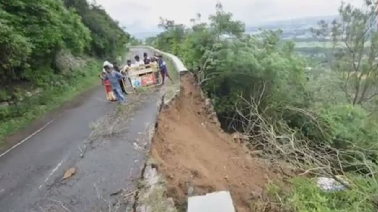20 ಅಡಿಗಳಷ್ಟು ಕುಸಿದ ಚಾಮುಂಡಿ ಬೆಟ್ಟ ರಸ್ತೆ: ಸಂಚಾರ ನಿರ್ಬಂಧ 20 ಅಡಿಗಳಷ್ಟು ಕುಸಿದ ಚಾಮುಂಡಿ ಬೆಟ್ಟ ರಸ್ತೆ: ಸಂಚಾರ ನಿರ್ಬಂಧ
