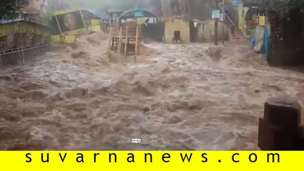 ಮಹಾಮಳೆಗೆ ಮುಳುಗಿದ ಸವದತ್ತಿ ಯಲ್ಲಮ್ಮ ದೇವಸ್ಥಾನ: ಕಂಗಾಲಾದ ಭಕ್ತರು ಮಹಾಮಳೆಗೆ ಮುಳುಗಿದ ಸವದತ್ತಿ ಯಲ್ಲಮ್ಮ ದೇವಸ್ಥಾನ: ಕಂಗಾಲಾದ ಭಕ್ತರು