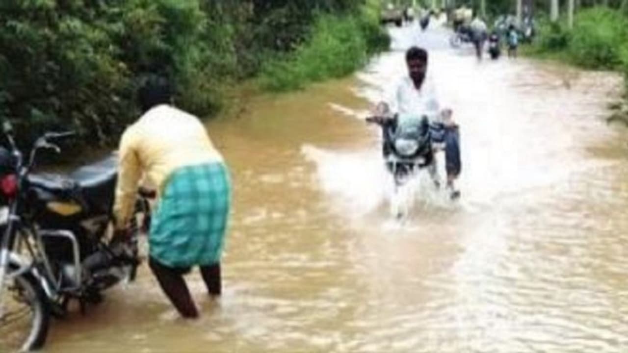 ತುಮಕೂರು: ಭಾರೀ ಮಳೆಗೆ ಮನೆ ಹಾನಿ, ರಸ್ತೆ ಮೇಲೆ ನಾಲ್ಕಡಿ ನೀರು ತುಮಕೂರು: ಭಾರೀ ಮಳೆಗೆ ಮನೆ ಹಾನಿ, ರಸ್ತೆ ಮೇಲೆ ನಾಲ್ಕಡಿ ನೀರು