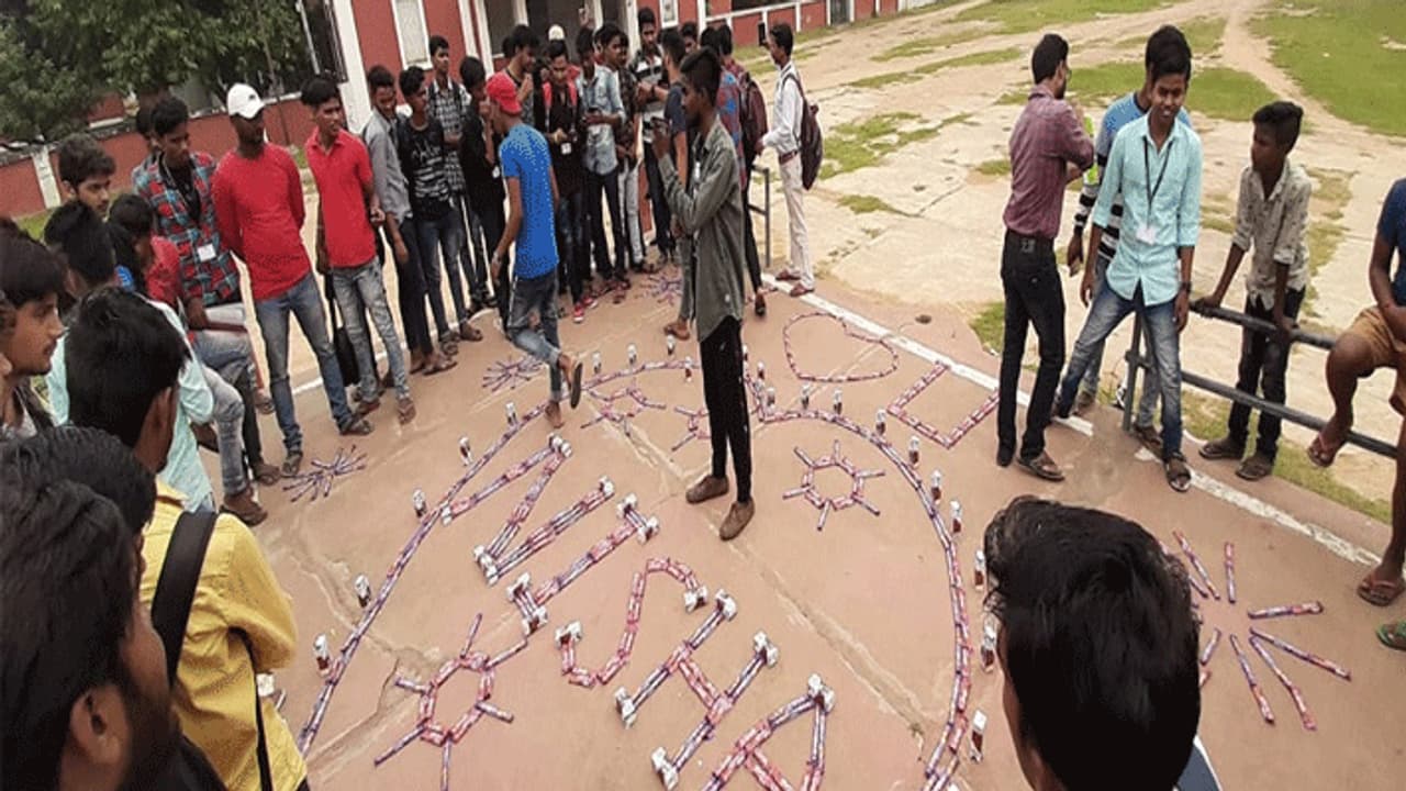 गर्लफ्रेंड को इस अंदाज में प्रपोज की थी तैयारी, सीनयरों को नहीं पची ये बात, खत्म हो गया सब कुछ गर्लफ्रेंड को इस अंदाज में प्रपोज की थी तैयारी, सीनयरों को नहीं पची ये बात, खत्म हो गया सब कुछ