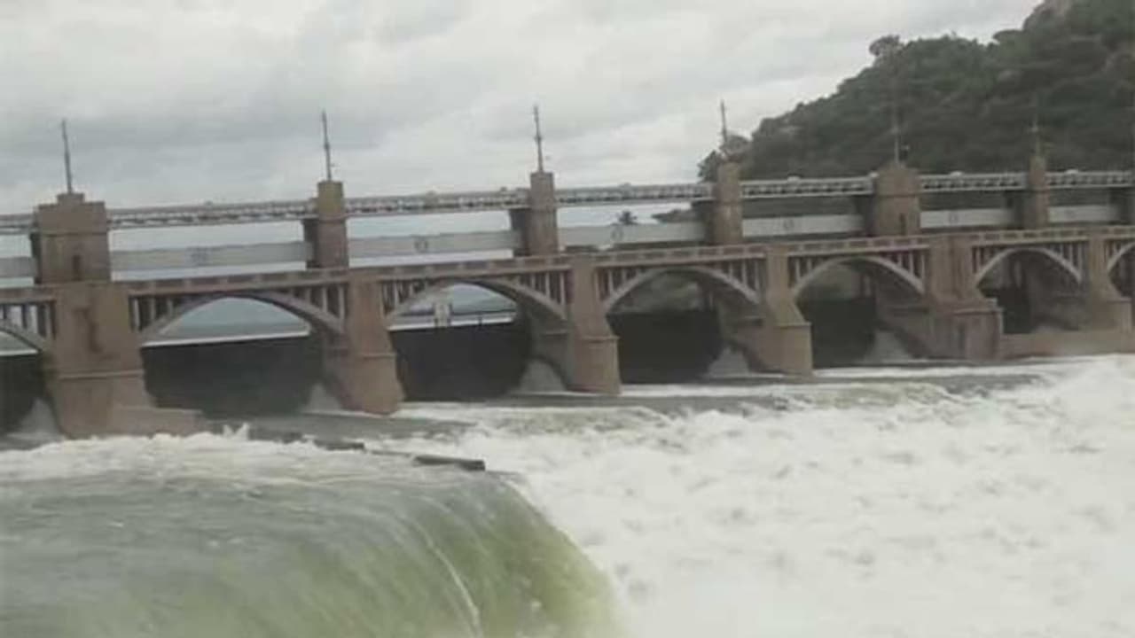 12 மாவட்டங்களுக்கு வெள்ள அபாய எச்சரிக்கை..!! மேட்டூர் டேம் தத்தளிக்கிறது...!! 12 மாவட்டங்களுக்கு வெள்ள அபாய எச்சரிக்கை..!! மேட்டூர் டேம் தத்தளிக்கிறது...!!