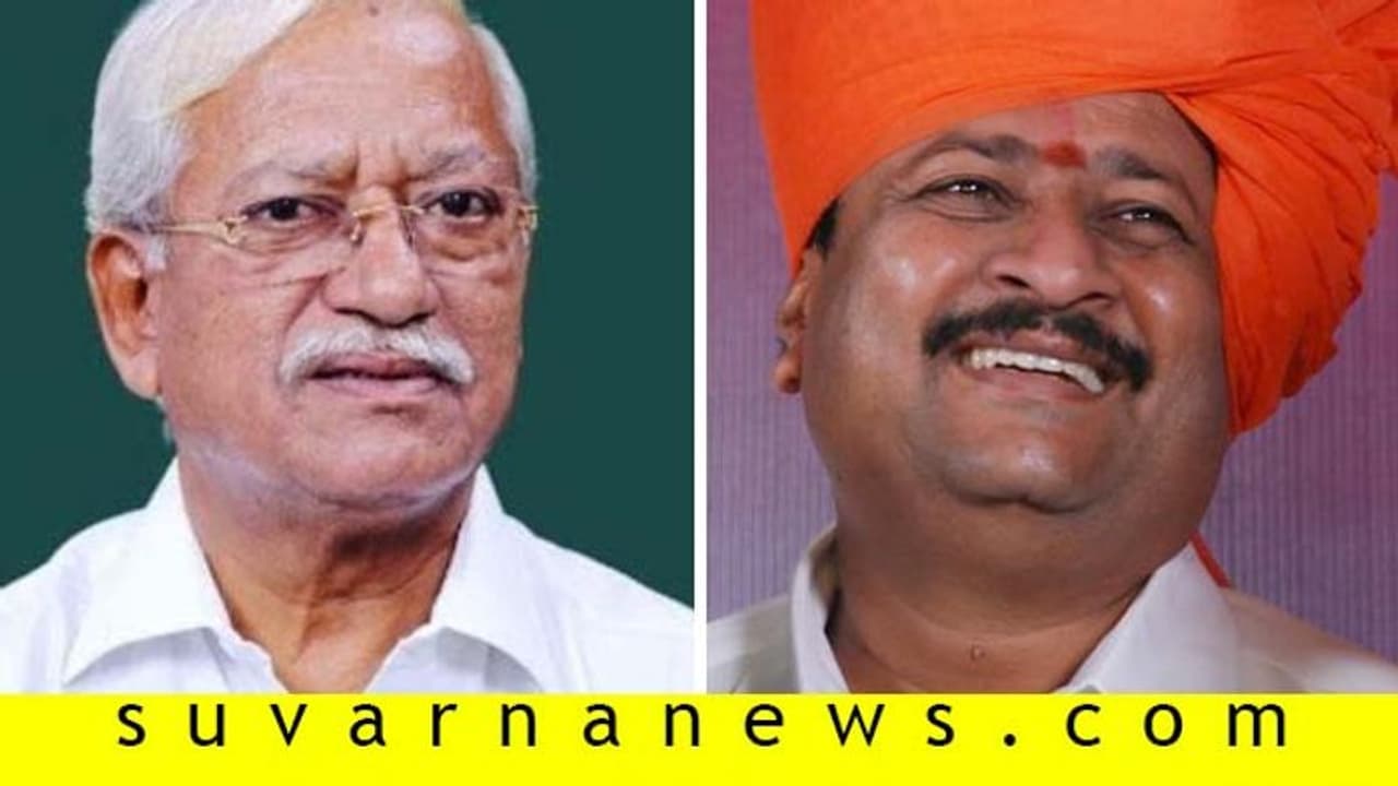 ವಿಜಯಪುರ: ವೇದಿಕೆಯಲ್ಲೇ ಪರಸ್ಪರ ಬೈದಾಡಿಕೊಂಡ ಯತ್ನಾಳ ಜಿಗಜಿಣಗಿ ವಿಜಯಪುರ: ವೇದಿಕೆಯಲ್ಲೇ ಪರಸ್ಪರ ಬೈದಾಡಿಕೊಂಡ ಯತ್ನಾಳ ಜಿಗಜಿಣಗಿ