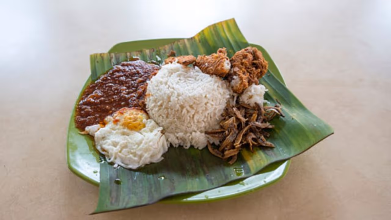 কলাপাতায় খাবার খেয়েছেন কখনও, জেনে নিন এর উপকারিতা