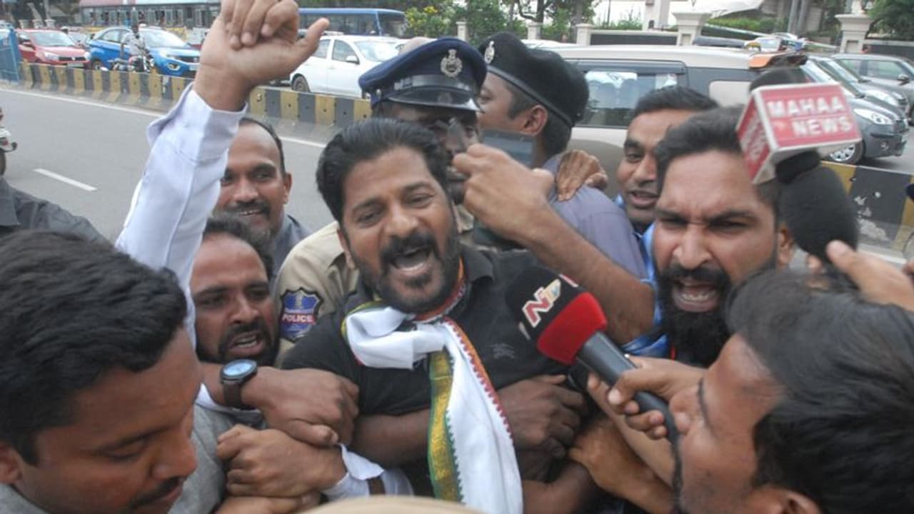 భోజనం పెట్టేందుకు వెళ్తున్నా... నన్ను ఆపమని చెప్పిందెవడు: పోలీసులతో రేవంత్ వాగ్వాదం