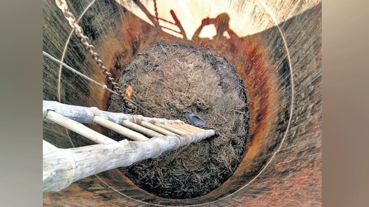 'मौत के कुएं' से एक जांबाज 6 लोगों को बचा लाया जिंदा, लेकिन नहीं बच सके वो 2 भाई 'मौत के कुएं' से एक जांबाज 6 लोगों को बचा लाया जिंदा, लेकिन नहीं बच सके वो 2 भाई