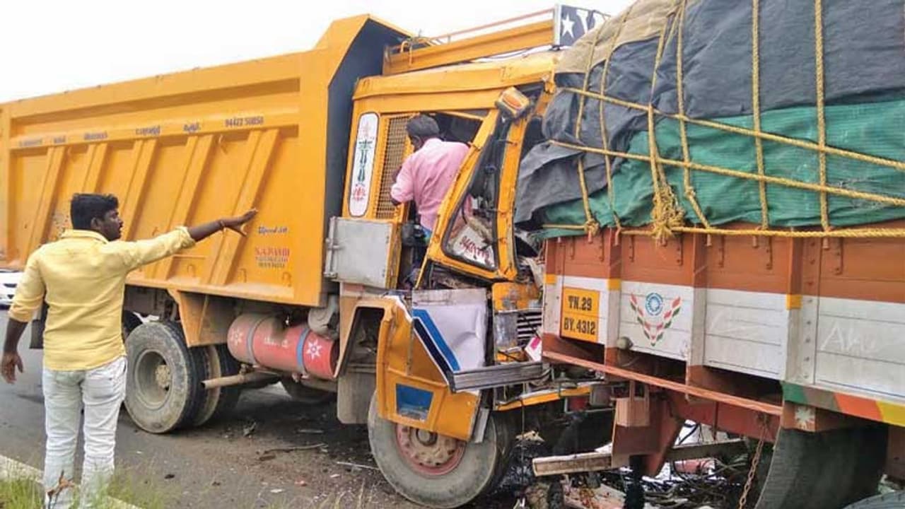 பஞ்சராகி நின்ற லாரி மீது பயங்கரமாக மோதிய மற்றொரு லாரி..! பலத்த காயமடைந்து கிளீனர் பலி..!