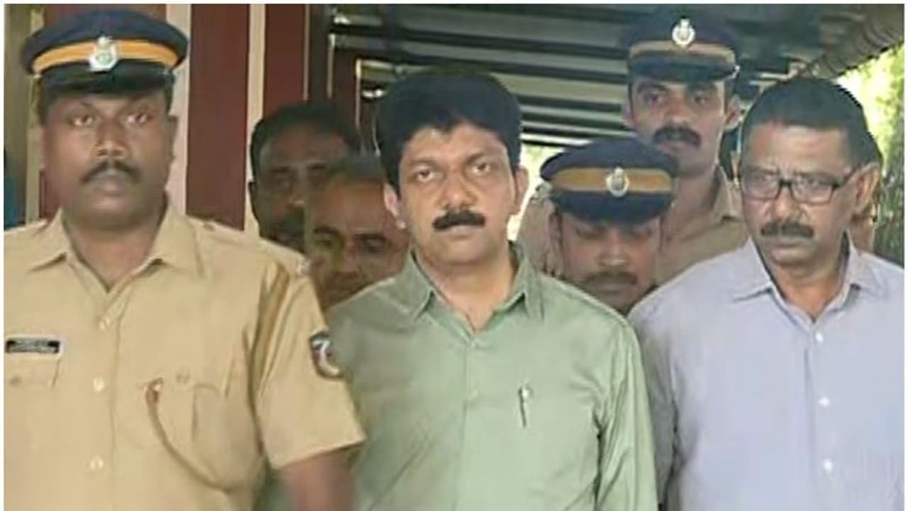 മരട് ഫ്ലാറ്റ് കേസിൽ കോടതിയിൽ കീഴടങ്ങി ആൽഫാ വെഞ്ചേഴ്സ് ഉടമ പോൾ രാജ് മരട് ഫ്ലാറ്റ് കേസിൽ കോടതിയിൽ കീഴടങ്ങി ആൽഫാ വെഞ്ചേഴ്സ് ഉടമ പോൾ രാജ്