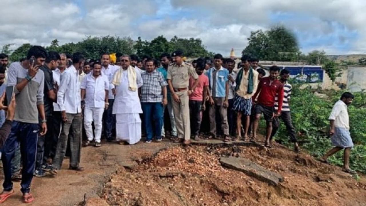ভোট দিয়েছি ঘর কই, বন্যা পরিস্থিতি দেখতে গিয়ে জলে পড়লেন কংগ্রেস নেতাই, দেখুন ভিডিও ভোট দিয়েছি ঘর কই, বন্যা পরিস্থিতি দেখতে গিয়ে জলে পড়লেন কংগ্রেস নেতাই, দেখুন ভিডিও