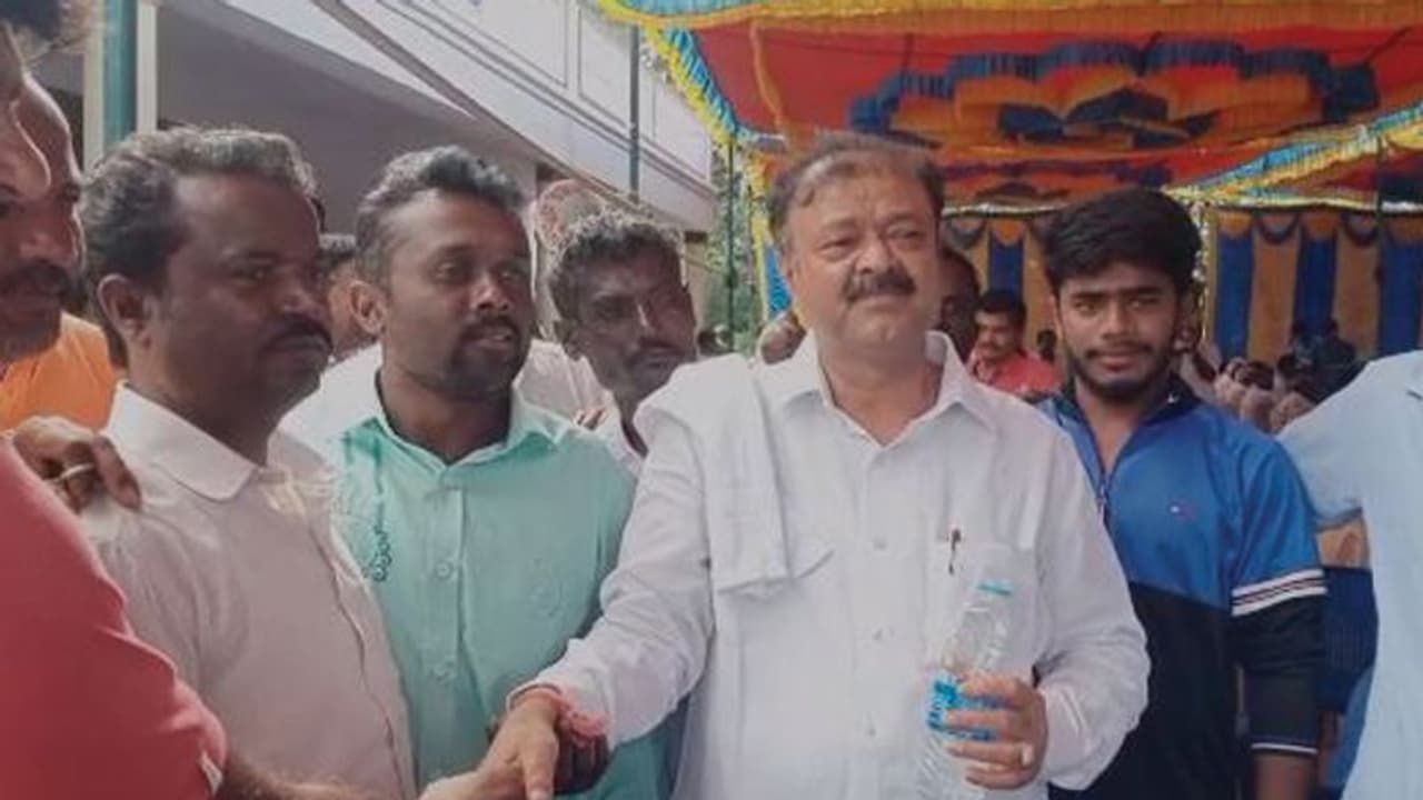 ಅನರ್ಹ ಶಾಸಕ ನಾರಾಯಣ ಗೌಡರಿಂದ ಭರ್ಜರಿ ಬಾಡೂಟ ಅನರ್ಹ ಶಾಸಕ ನಾರಾಯಣ ಗೌಡರಿಂದ ಭರ್ಜರಿ ಬಾಡೂಟ