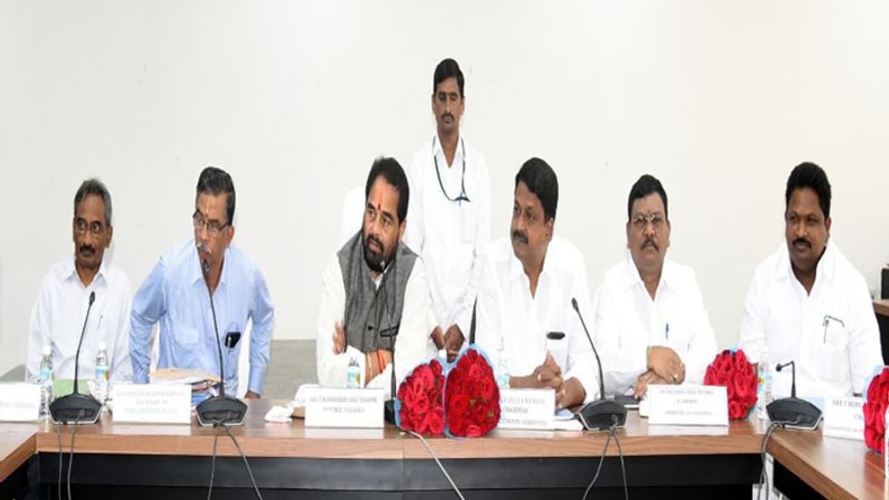 బడ్జెట్ పై ఓ కన్నేసి వుంచేందుకే ప్రజాపద్దుల కమిటీ...: స్పీకర్ తమ్మినేని బడ్జెట్ పై ఓ కన్నేసి వుంచేందుకే ప్రజాపద్దుల కమిటీ...: స్పీకర్ తమ్మినేని