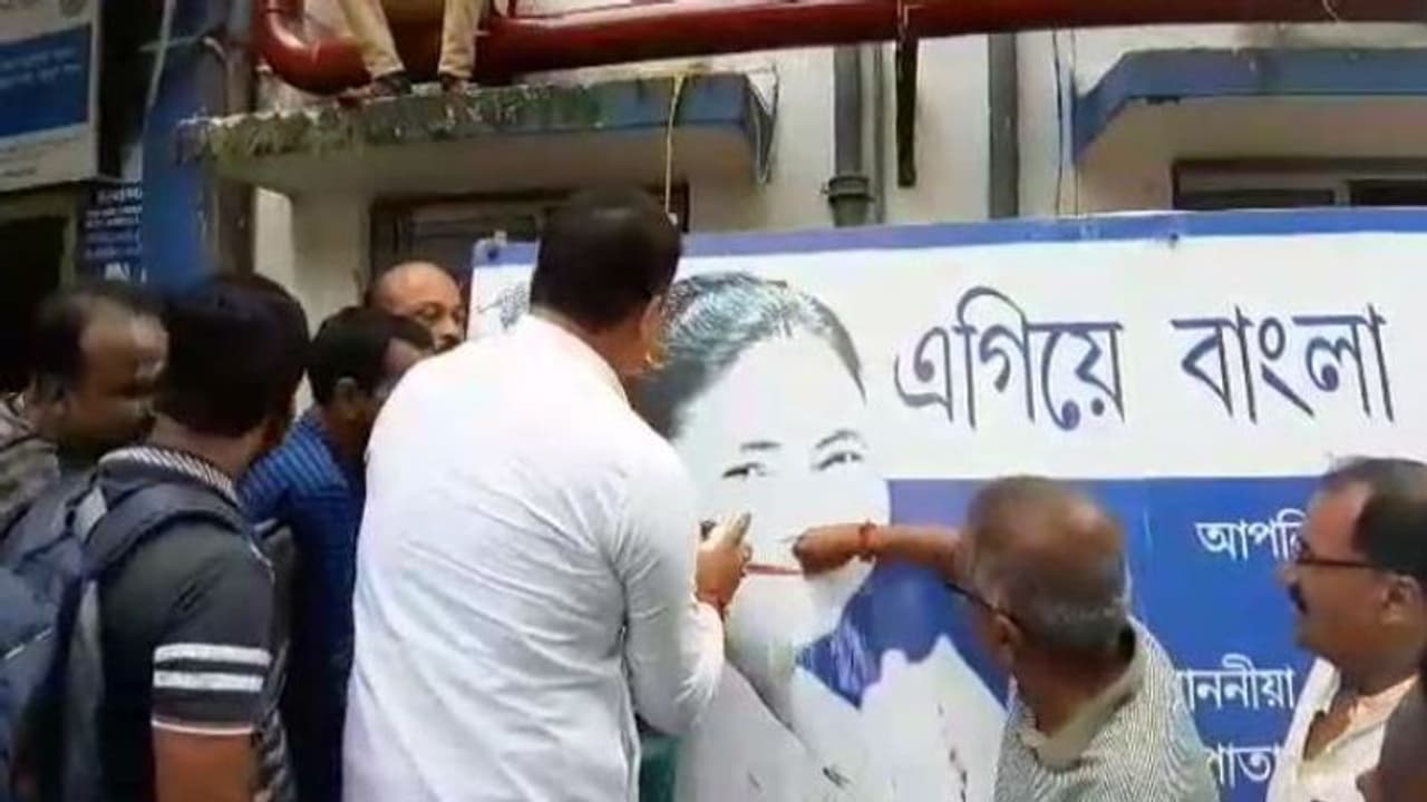মমতার মুখে লাল রং, মুখ্যমন্ত্রীর সফরের মধ্যেই উত্তেজনা শিলিগুড়িতে মমতার মুখে লাল রং, মুখ্যমন্ত্রীর সফরের মধ্যেই উত্তেজনা শিলিগুড়িতে
