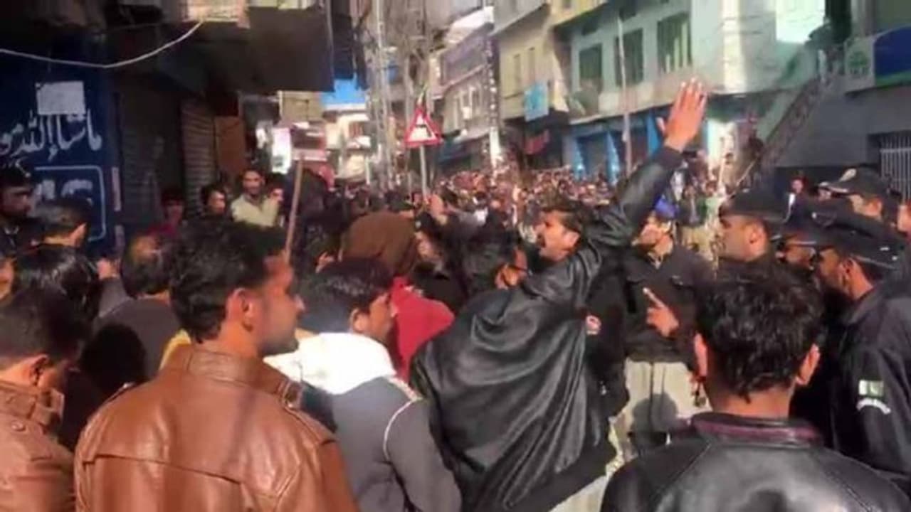 ইমরান বিরোধিতায় উত্তাল পাক অধিকৃত কাশ্মীর, নাগরিক হত্যার প্রতিবাদে রাস্তায় সাংবাদিকরা ইমরান বিরোধিতায় উত্তাল পাক অধিকৃত কাশ্মীর, নাগরিক হত্যার প্রতিবাদে রাস্তায় সাংবাদিকরা