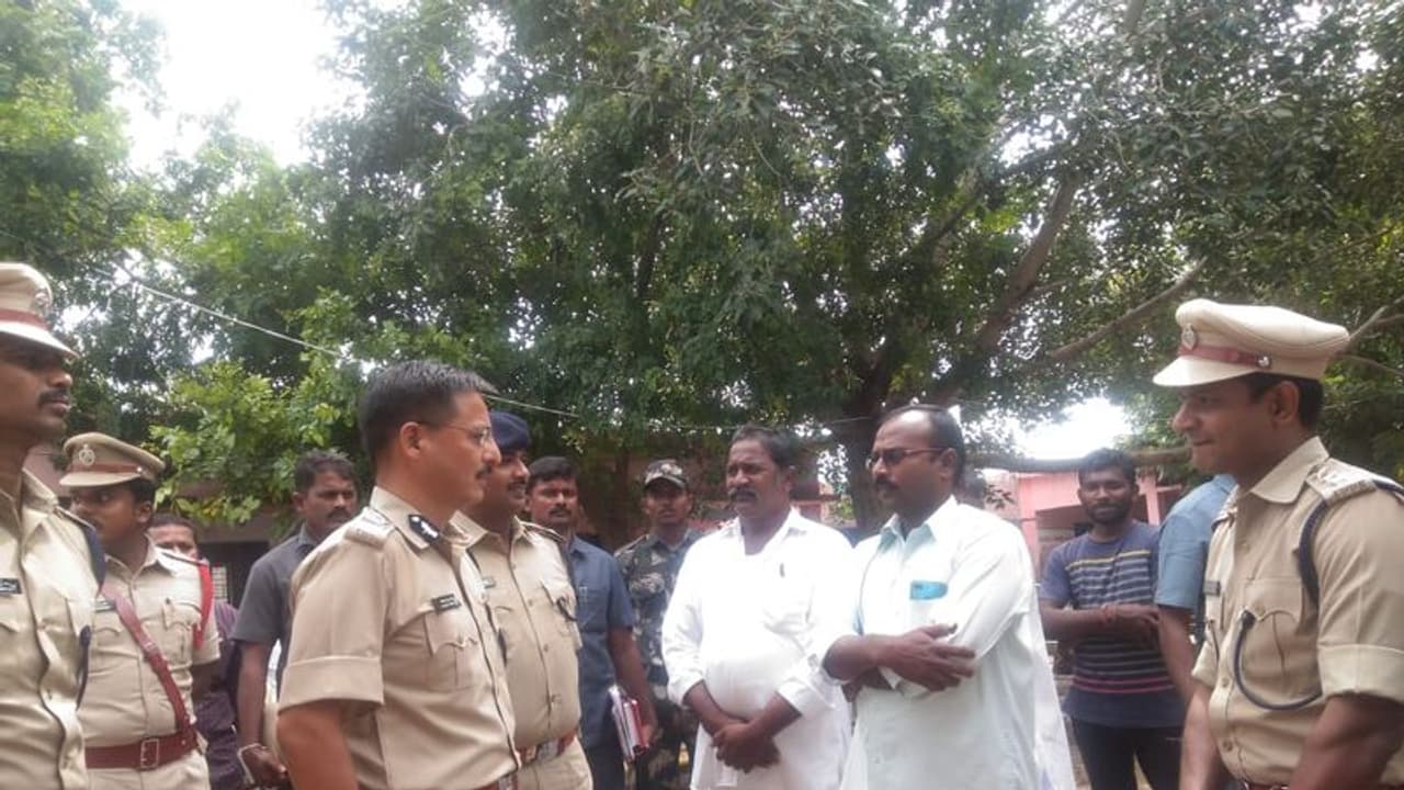 పల్నాడు ఫ్యాక్షన్... స్వగ్రామాలను వీడిన కుటుంబాలను పరామర్శించిన ఐజీ పల్నాడు ఫ్యాక్షన్... స్వగ్రామాలను వీడిన కుటుంబాలను పరామర్శించిన ఐజీ