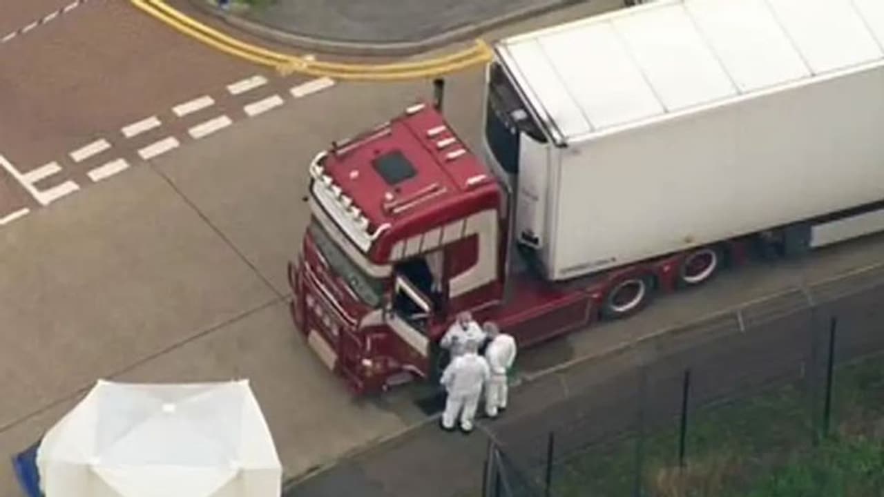 వీడుతున్న మిస్టరీ... కంటైనర్ లో 39 మృతదేహాలు వీడుతున్న మిస్టరీ... కంటైనర్ లో 39 మృతదేహాలు