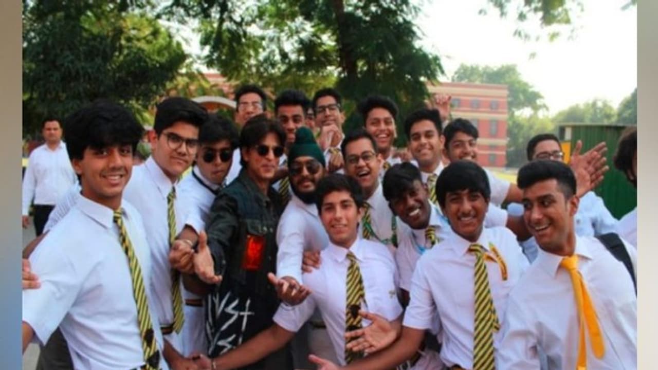 স্মৃতির পাতা উল্টে নিজের স্কুলে হাজির কিং খান, ভ্রান্ত ধারনা বদলে গল্প বললেন শাহরুখ খান স্মৃতির পাতা উল্টে নিজের স্কুলে হাজির কিং খান, ভ্রান্ত ধারনা বদলে গল্প বললেন শাহরুখ খান