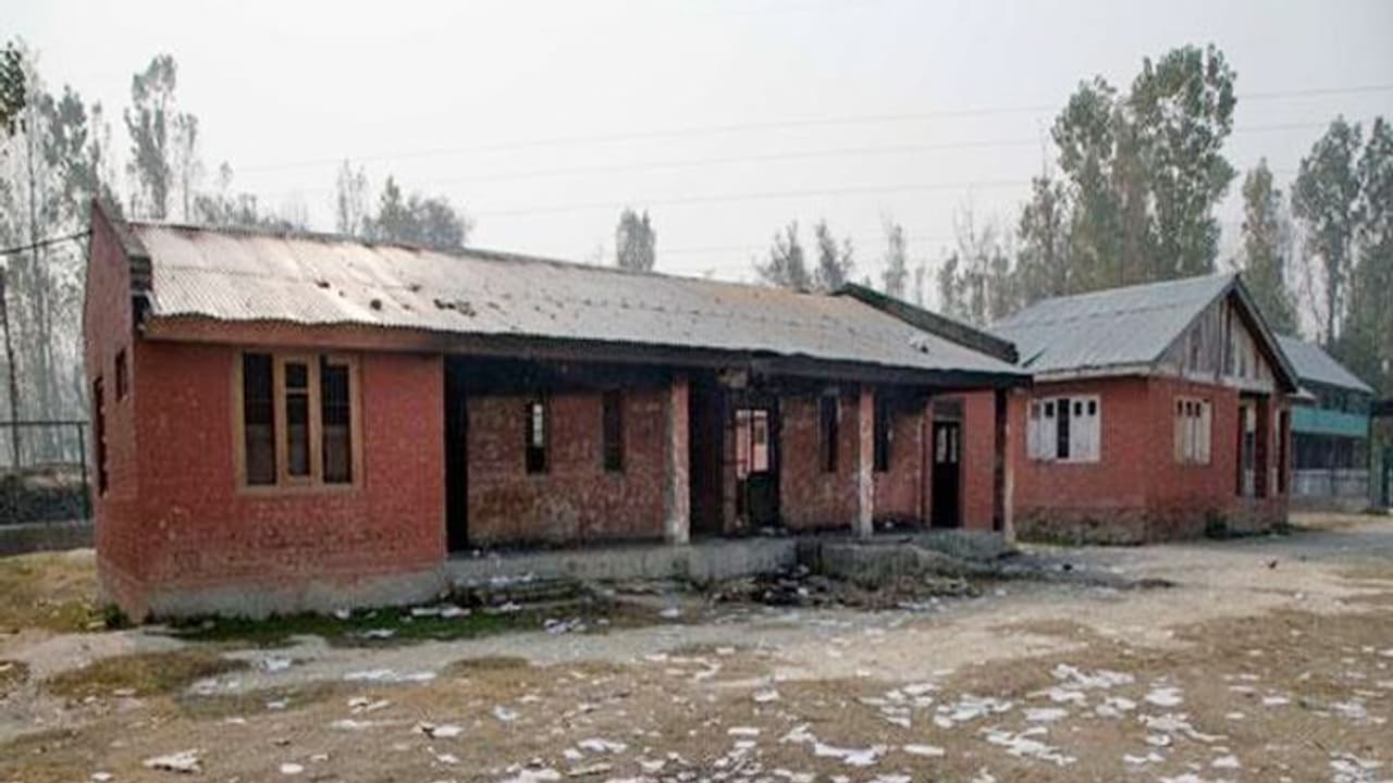 जम्मू कश्मीर: निरीक्षण के दौरान बंद मिला सरकारी स्कूल, गायब थे टीचर, जांच के आदेश जारी जम्मू कश्मीर: निरीक्षण के दौरान बंद मिला सरकारी स्कूल, गायब थे टीचर, जांच के आदेश जारी