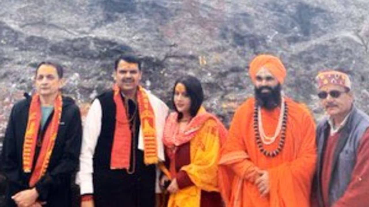 রাত পোহালেই ফলাফল, চাপ কাটাতে ফড়নবিশকে পথ দেখালেন সেই নরেন্দ্র মোদী রাত পোহালেই ফলাফল, চাপ কাটাতে ফড়নবিশকে পথ দেখালেন সেই নরেন্দ্র মোদী