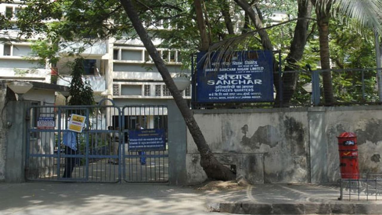 বেতনহীন কর্মীরা, ক্ষতি ছাড়িয়েছ ১৪০০০ কোটি, কতটা রুগ্ন এখন বিএসএনএল এমটিএনএল