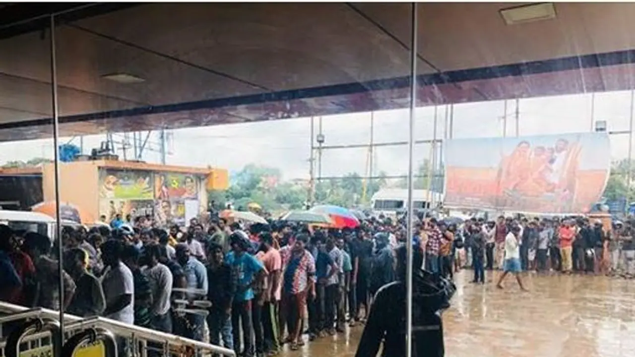 அன்று "பணமதிப்பிழப்புக்கு"....இன்று "பிகிலுக்கு"...கொட்டும் மழையில் தாய் நாட்டை காக்க..! காலம் சொல்லும் பாடம்...!