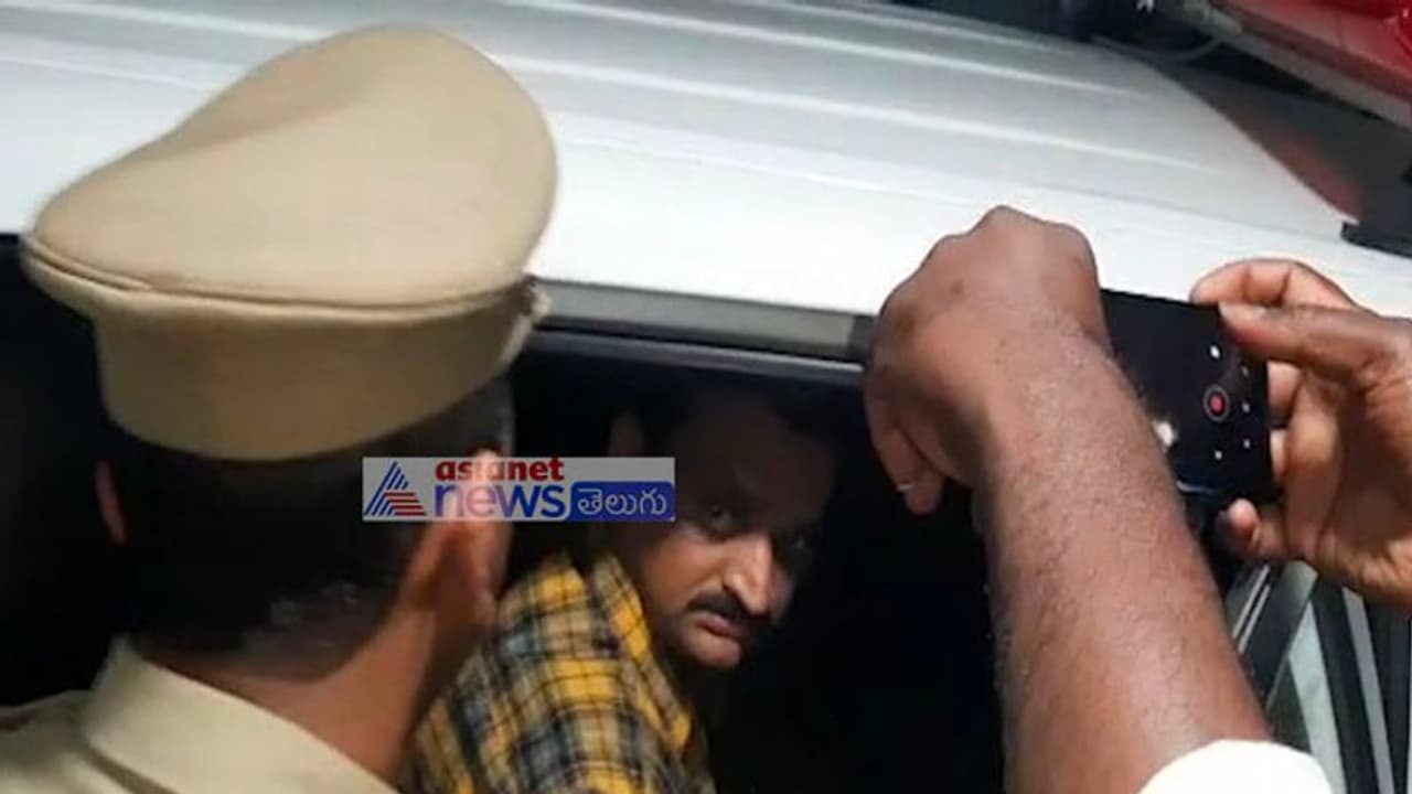 సెట్టయిన సెటిల్మెంట్... కోర్టు నుంచి బయటపడ్డ బండ్ల గణేష్ సెట్టయిన సెటిల్మెంట్... కోర్టు నుంచి బయటపడ్డ బండ్ల గణేష్