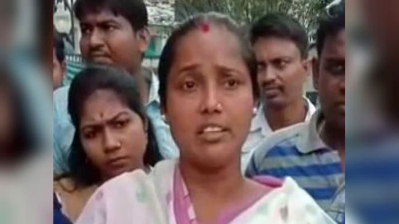 বিজেপি নেত্রীর বাড়িতে ধর্ষণের হুমকি দিয়ে পোস্টার, চাঞ্চল্য নিউটাউনে বিজেপি নেত্রীর বাড়িতে ধর্ষণের হুমকি দিয়ে পোস্টার, চাঞ্চল্য নিউটাউনে